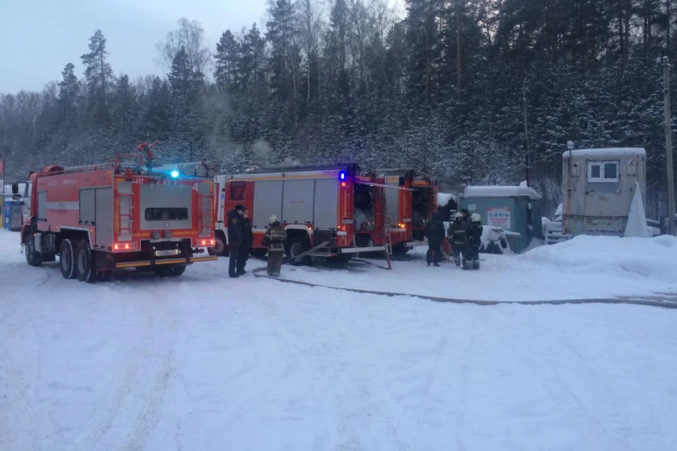На месте ЧП работали восемь пожарных машин. Фото: ГУ МЧС по Свердловской области