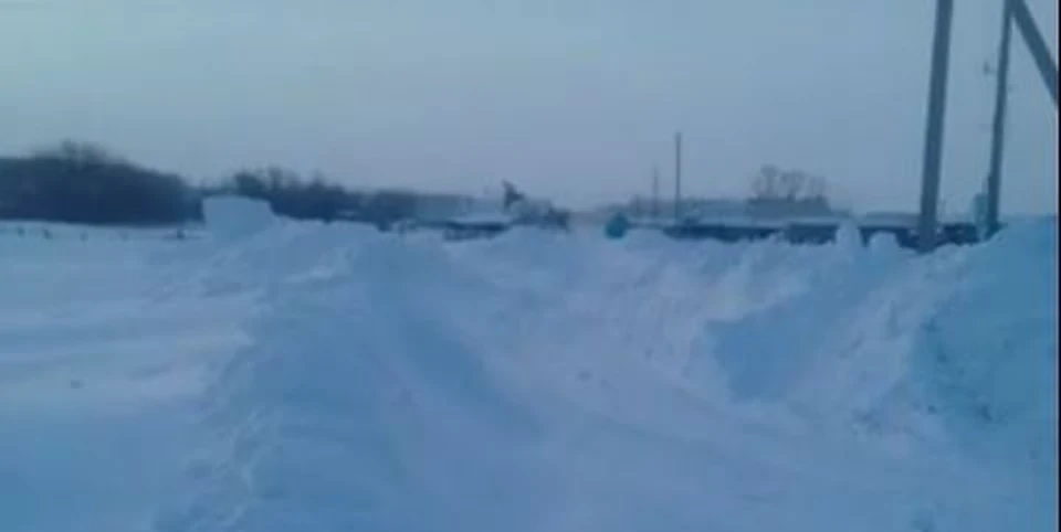 По такой дороге сельчане пытаются проехать к трассе.