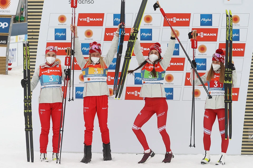 Российские лыжницы после финиша эстафеты.