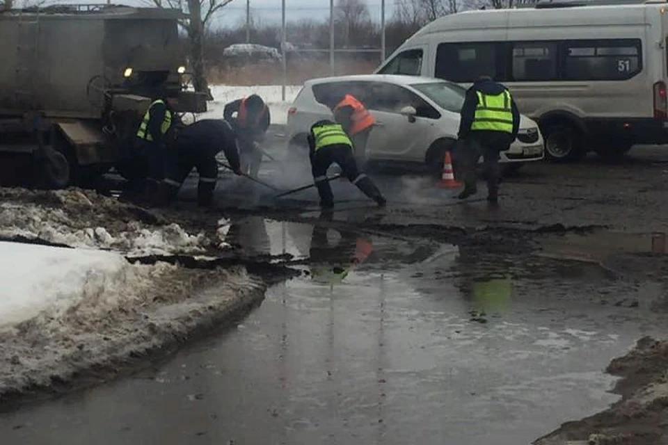 В Ярославле на Ленинградском проспекте начался ямочный ремонт. ФОТО: Елена Богданова