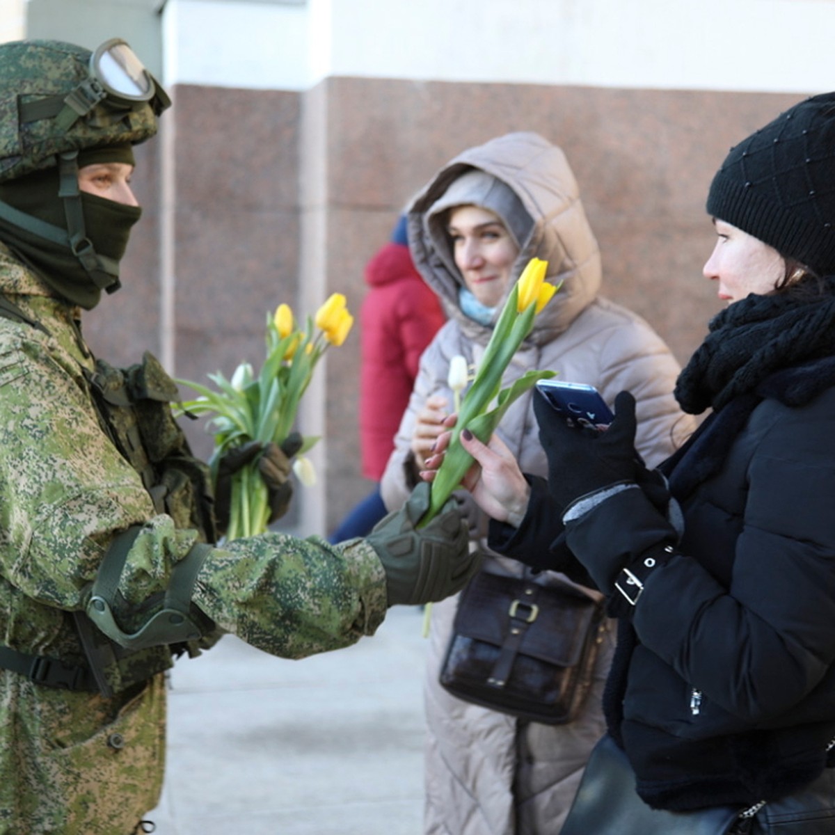 Спецназовцы и ОМОН подарили цветы жительницам Санкт-Петербурга в канун 8  марта - KP.RU