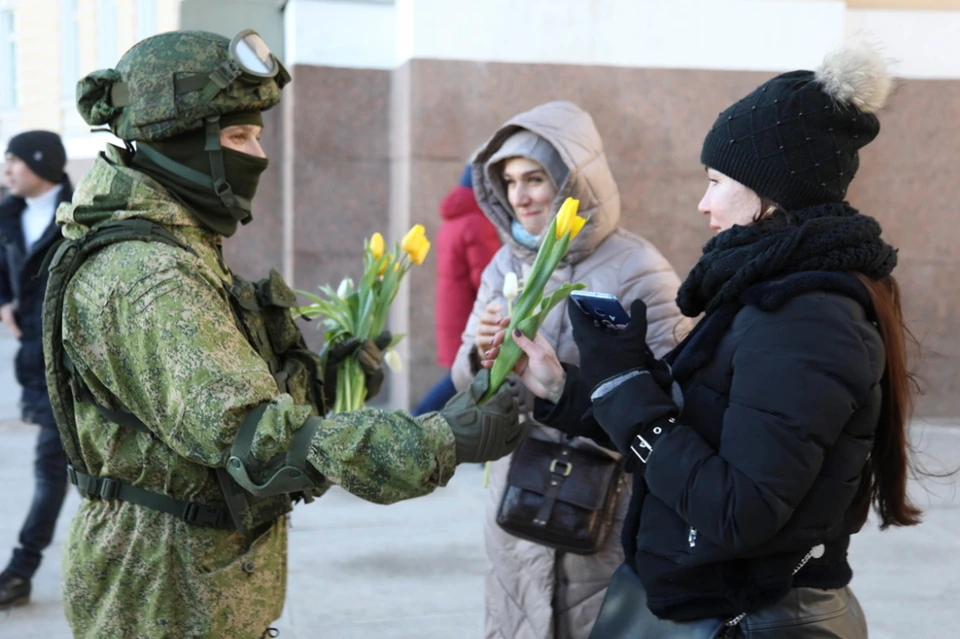 Сотрудники правоохранительных органов в масках и бронежилетах поздравили петербурженок с наступающим 8 марта. Фото: пресс-служба ЗВО