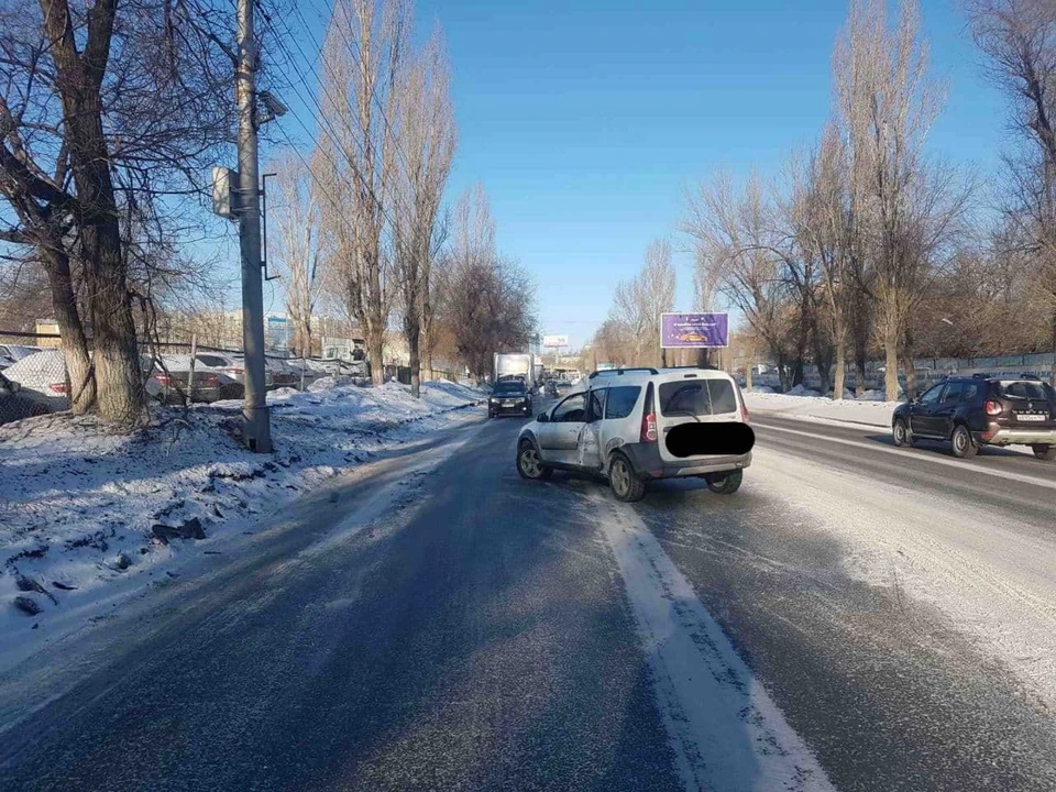«Лада Ларгус» попала в аварию в Саратове
