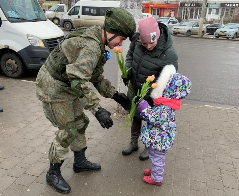 7 марта десантники поздравляли тулячек музыкой и цветами