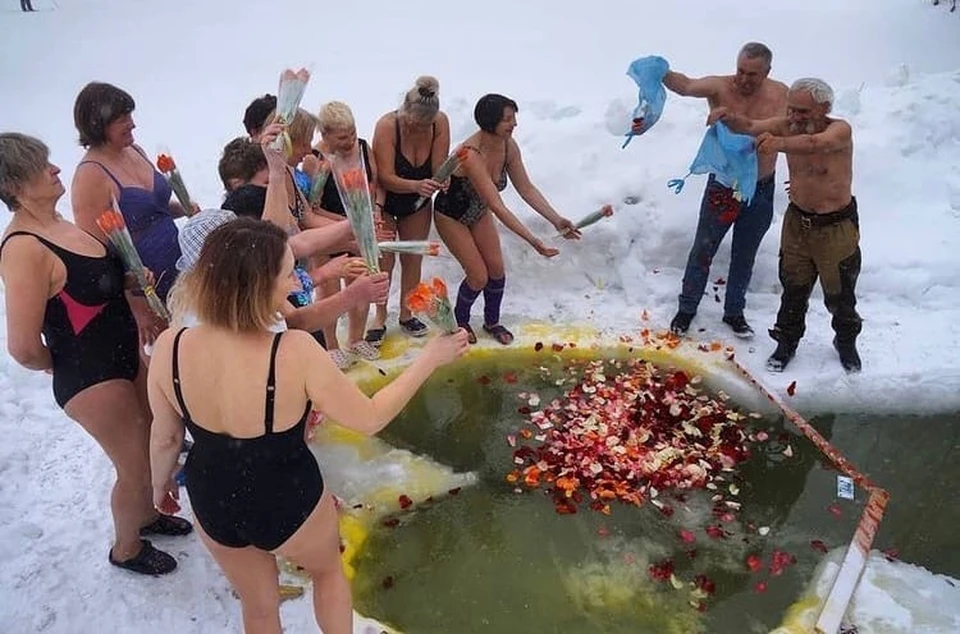 "Озеро с лепестками роз": Нижегородские моржи отметили 8 марта в проруби. ФОТО: Нижний Новгород |БЕЗ ЦЕНЗУРЫ