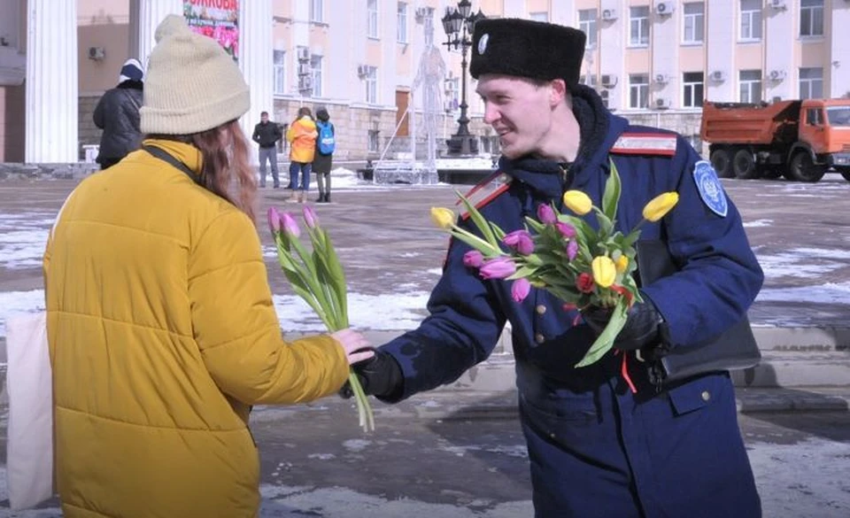 Молодые люди дарили случайным прохожим цветы.