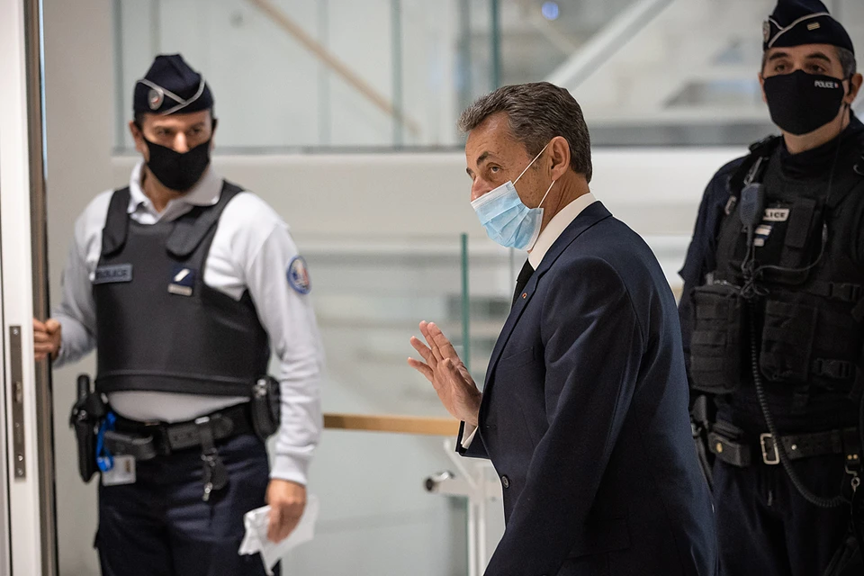 Николя Саркози отправили за решетку на год за подкуп сотрудника суда. Он решил вмешаться в расследование другого уголовного дела против себя