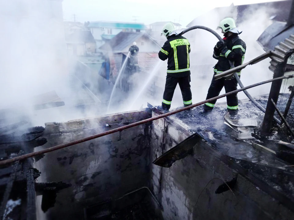 В сочи горит аэропорт. МЧС Сочи. В Сочи сгорел дом. Сочи МЧС Московская 20. В Адлере сгорели несколько домов.