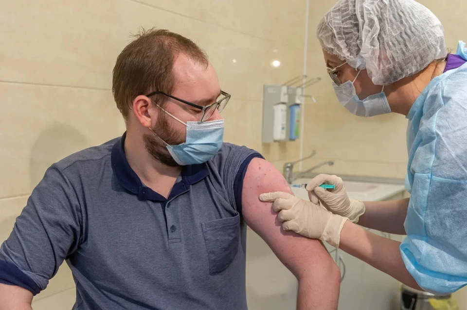 В Петербурге вакцинировались от коронавируса уже почти 300 тысяч человек.