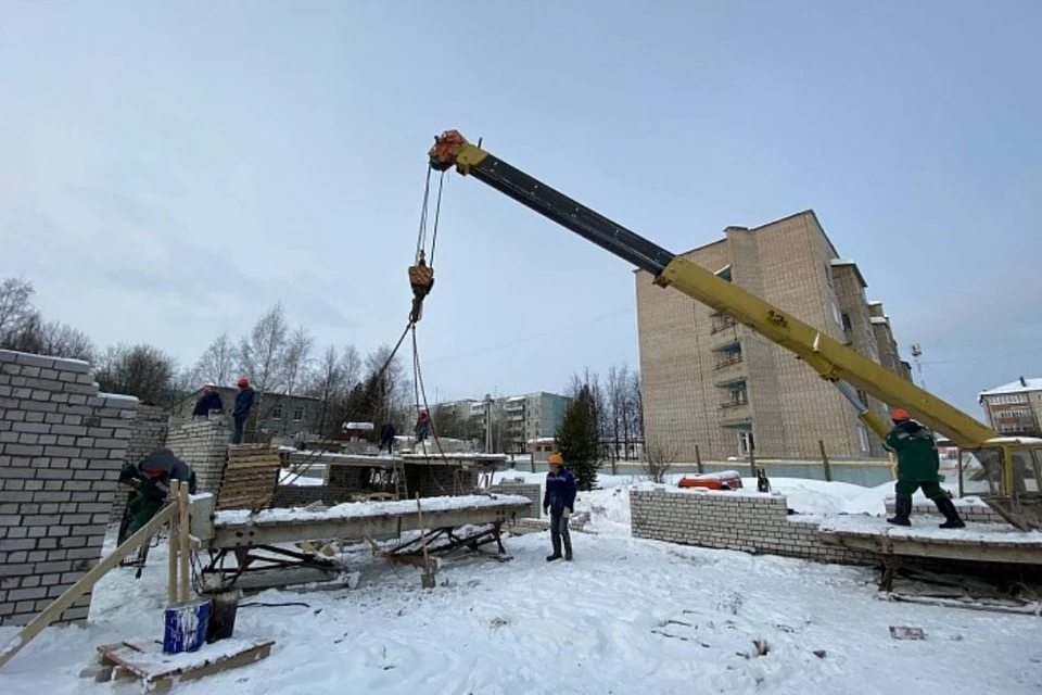 На данный момент подрядчик закончил монтаж фундамента и устройство стен цокольного этажа. Фото: kirovreg.ru