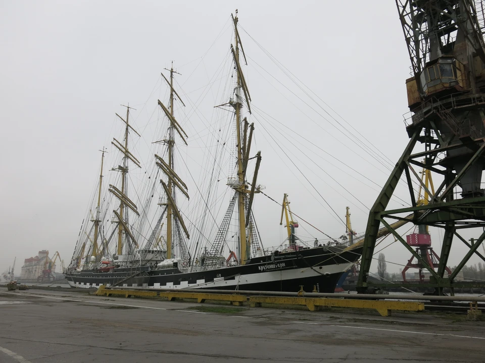Барк «Крузенштерн» в порту Калининграда.
