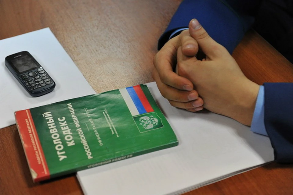 Украденным ключом парень открыл магазин, отключил сигнализацию и направился к кассе