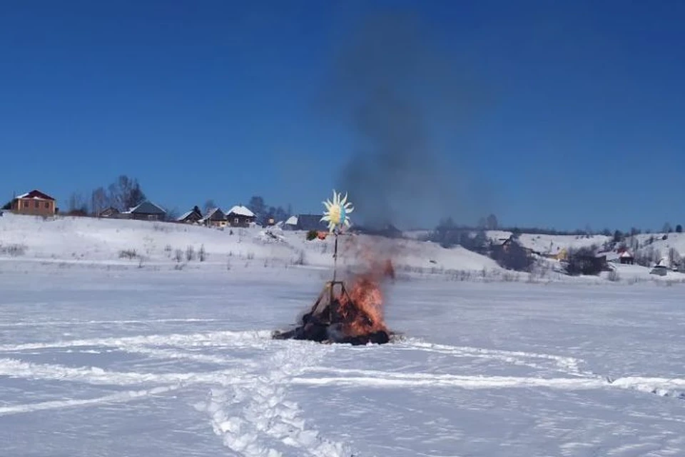 В Прикамье все же сожгли чучело надоевшей зимушки.