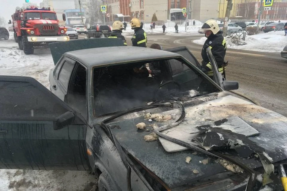 Сгоревший автомобиль.