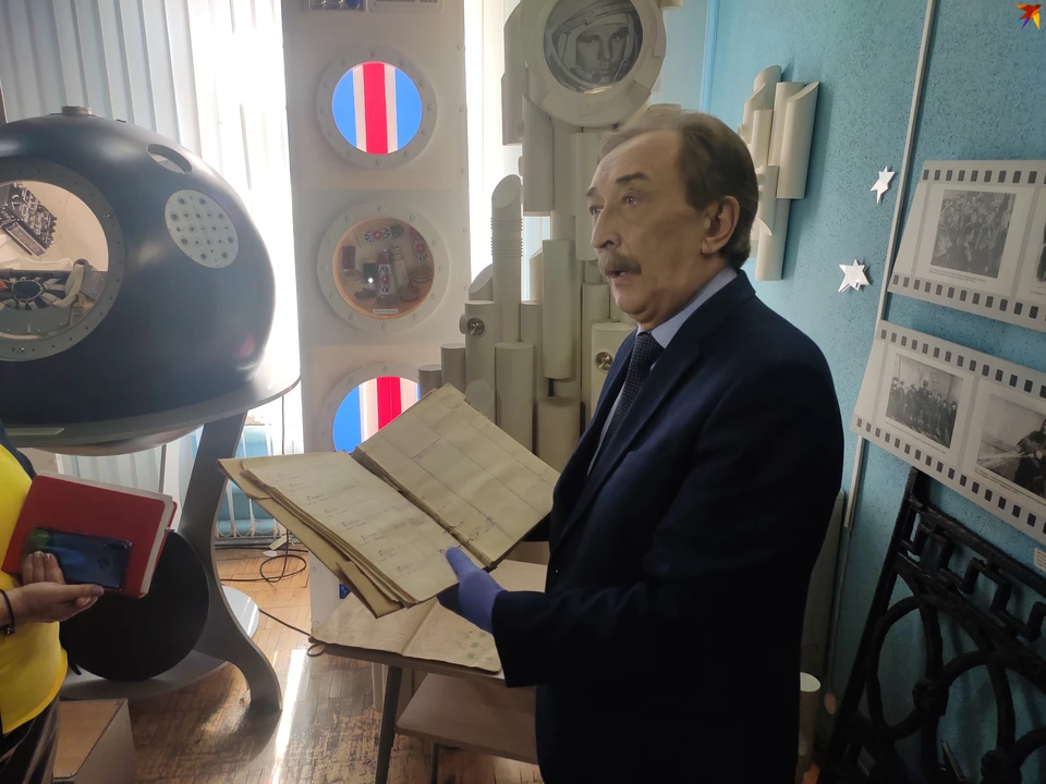 Евгений Казанцев с журналом регистрации призывников, где записан Юрий Гагарин