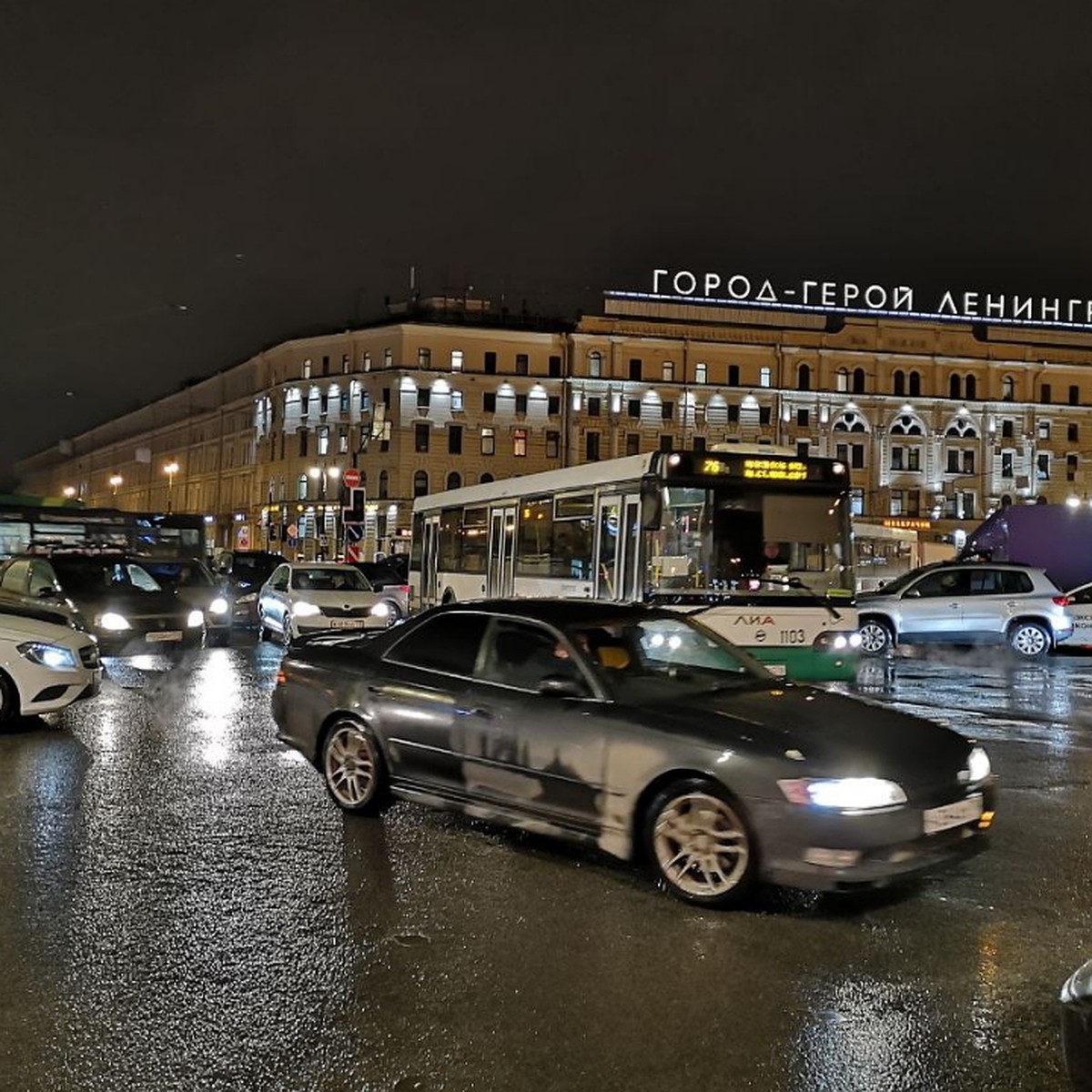 Сломавшийся светофор парализовал движение в центре Санкт-Петербурга - KP.RU