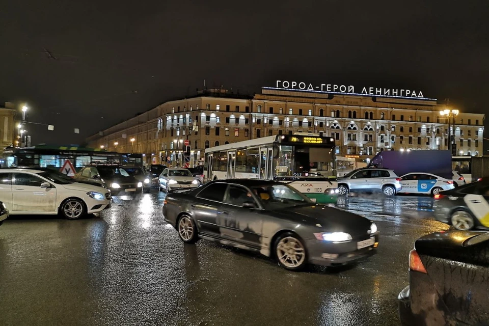 В Петербурге сломанный светофор устроил транспортный хаос у площади Восстания. Фото: предоставлено "КП"