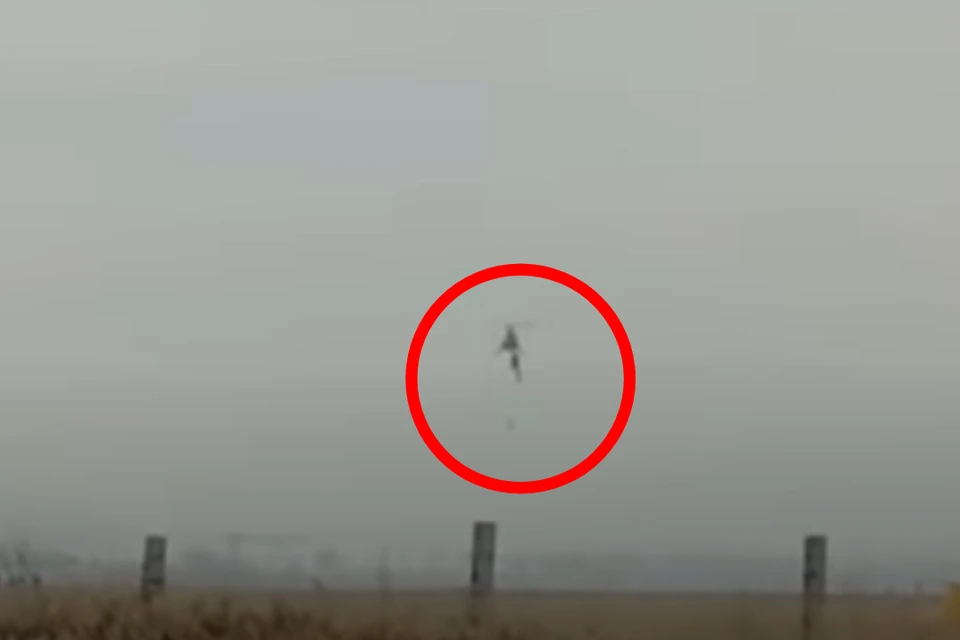 Парашютист во время прыжка прямо в небе зацепился за хвост вертолета. Фото: предоставлено "КП"