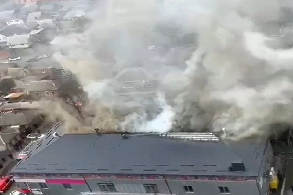 Клубы дыма над горящим зданием. Фото: пресс-служба МЧС по Ростовской области