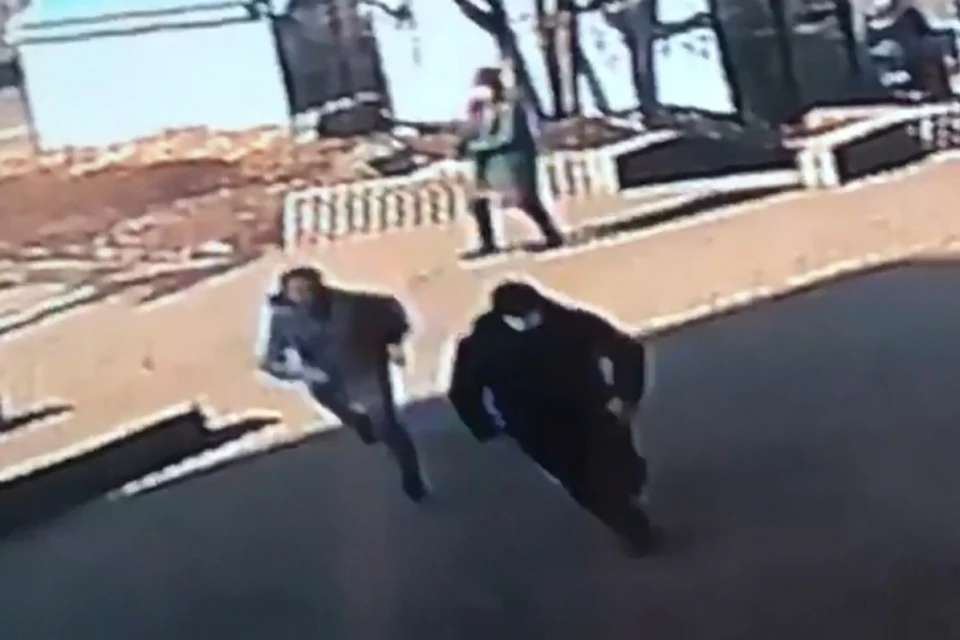 На остановке автобуса незнакомец вырвал из рук девушки телефон и бросился бежать. Фото: пресс-служба УМВД России по городу Владивостоку
