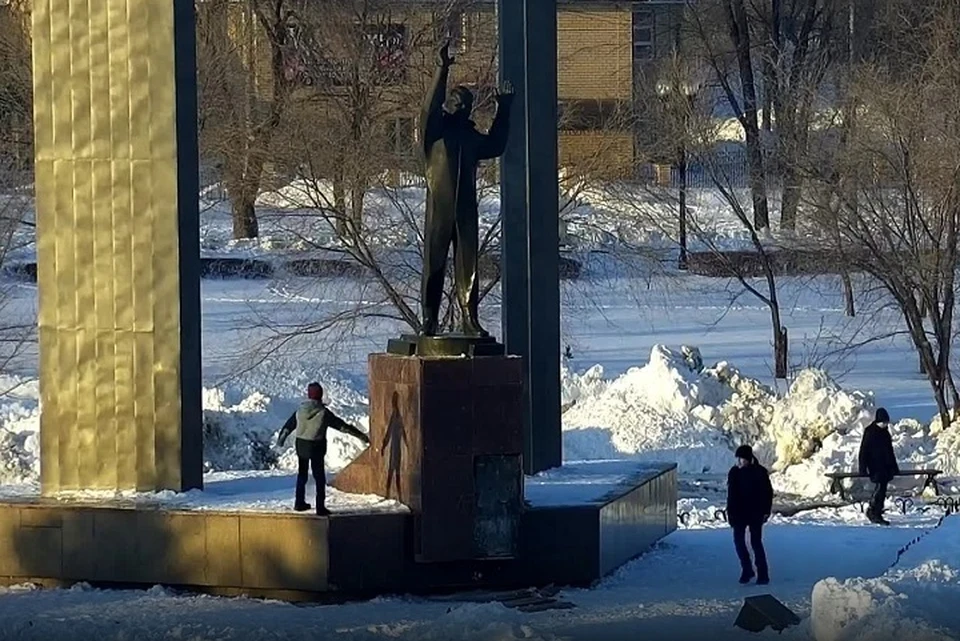 Памятники великому летчику-космонавту осквернили несколько подростков