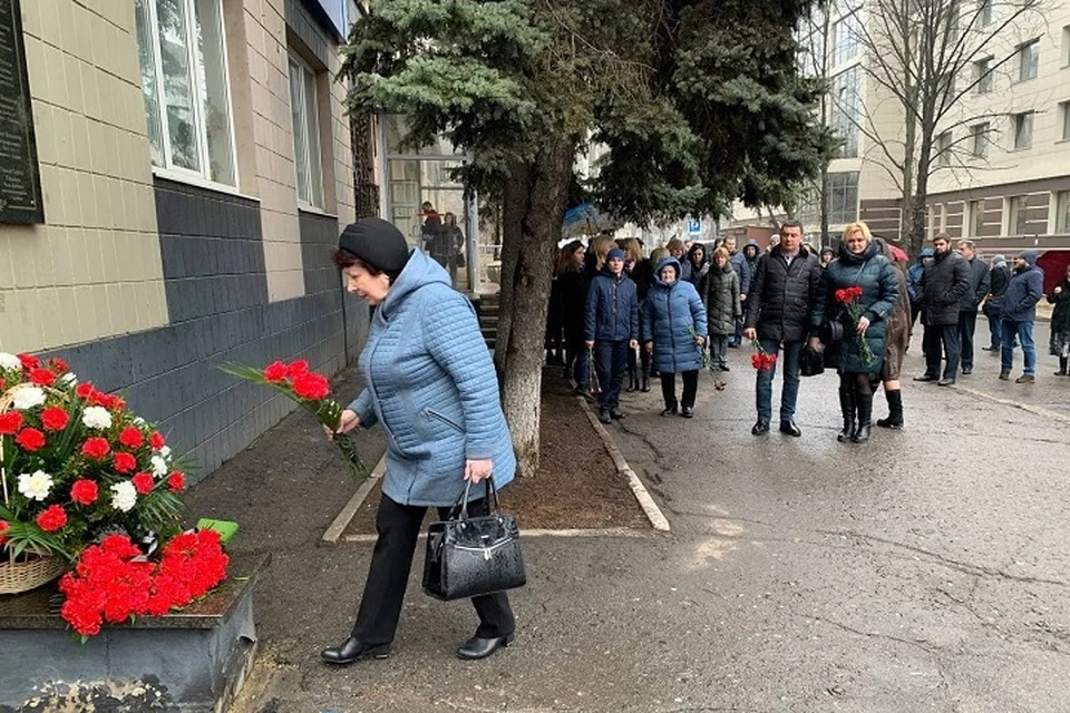 Сегодня около мемориала собрались коллеги и родственники погибших. Фото: Минстрой ДНР