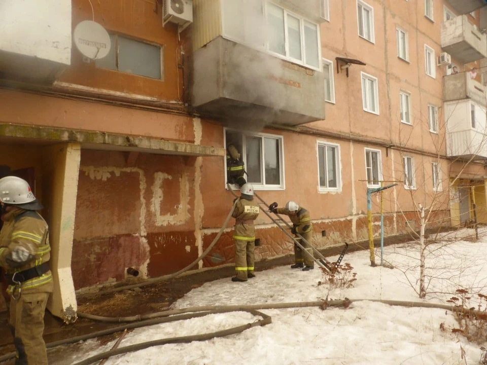 Спасатели эвакуировали людей из дома