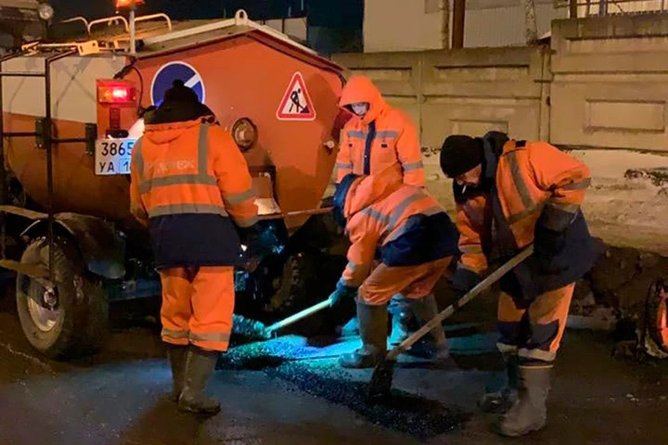Ночью в Ижевске ремонтируют дороги. Фото: Олег Бекмеметьев