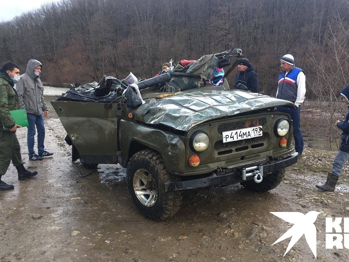 УАЗ с семьей из пяти человек рухнул с переправы в реку в Краснодарском крае  - KP.RU