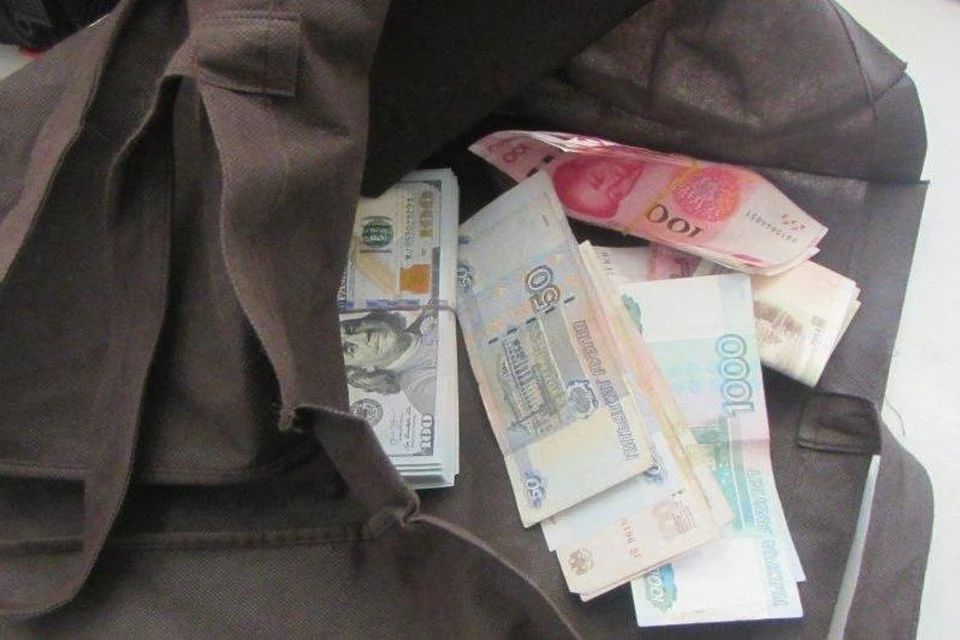 Контрабанду валюты 20 тысяч 100 долларов обнаружили уссурийские таможенники в пункте пропуска МАПП "Пограничный". Фото: пресс-служба Уссурийской таможни