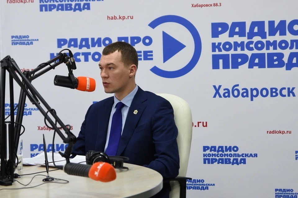 Михаил Дегтярев в эфире радио КП-Хабаровск". Фото: Владлена ТЕРЯЕВА