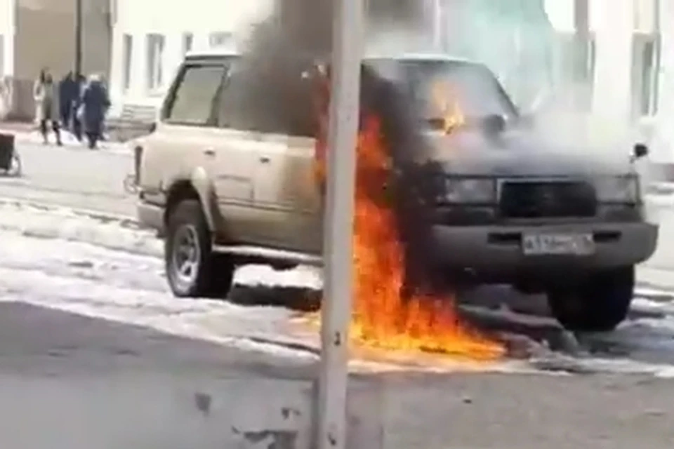 В Дальнегорске загорелся автомобиль. Скриншот видео: instagram.com/administration_dalnegorsk