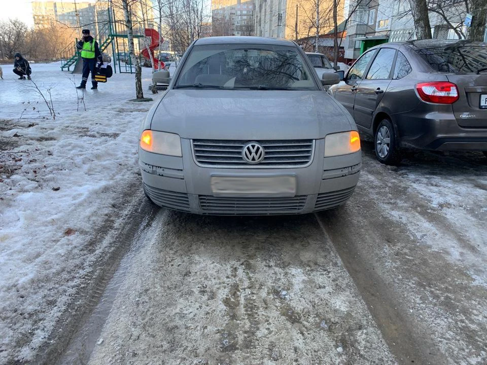 Пожилой мужчина попал под машину во дворе дома