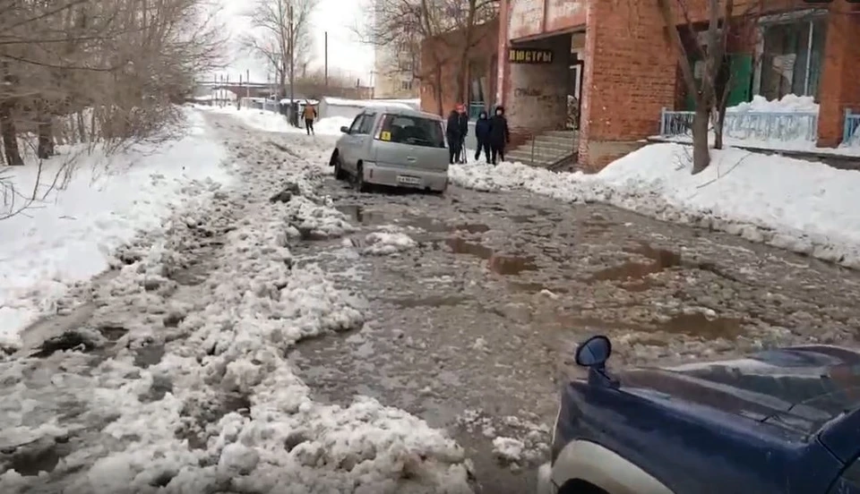 По улице не могут пройти люди, а машины постоянно застревают.