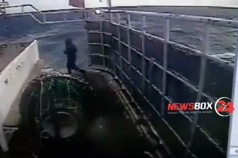 Через мгновение человек окажется за бортом. Скриншот видео: instagram.com/newsbox24.tv