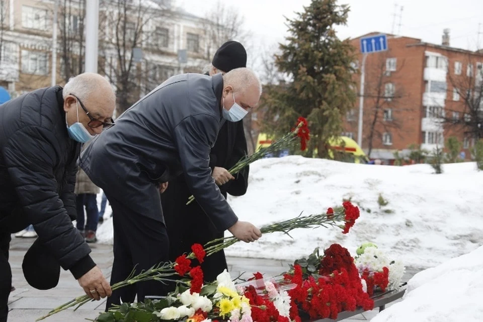 Сергей Цивилев возложил цветы к мемориалу погибшим в «Зимней вишне». ФОТО: пресс-служба АПК