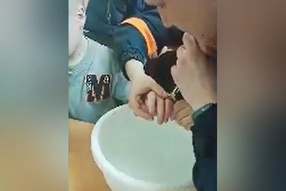Гардеробный номерок был сделан из прочного металла, который не так просто оказалось перекусить. Фото: стоп-кадр
