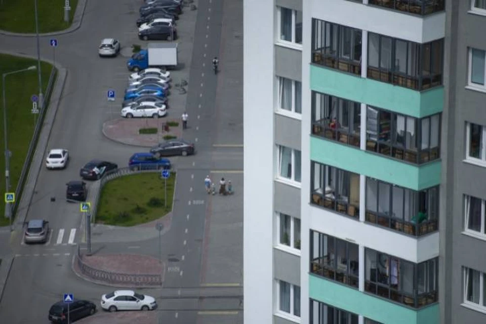 В Радужном женщина погибла после падения с балкона.