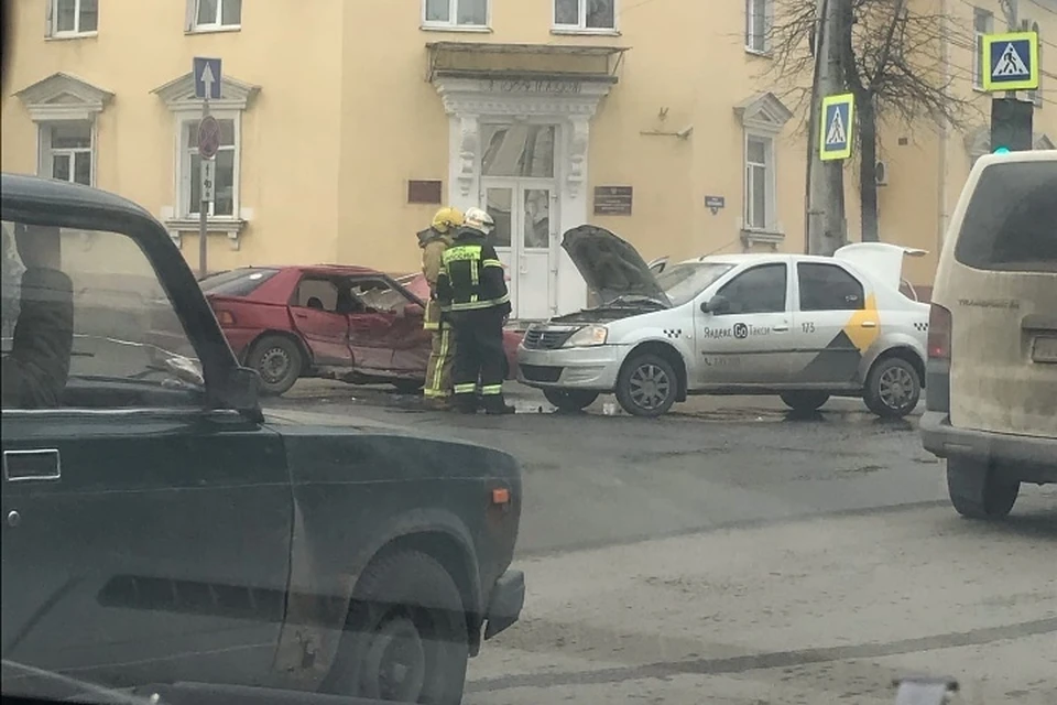 В Брянске на улице Калинина столкнулись две легковые машины. Фото: "ЧП и ДТП Брянск".