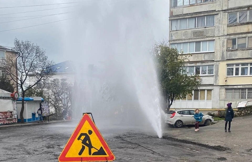 Вода фонтанирует из трубы уже минимум полчаса. Фото: Krimski/Telegram