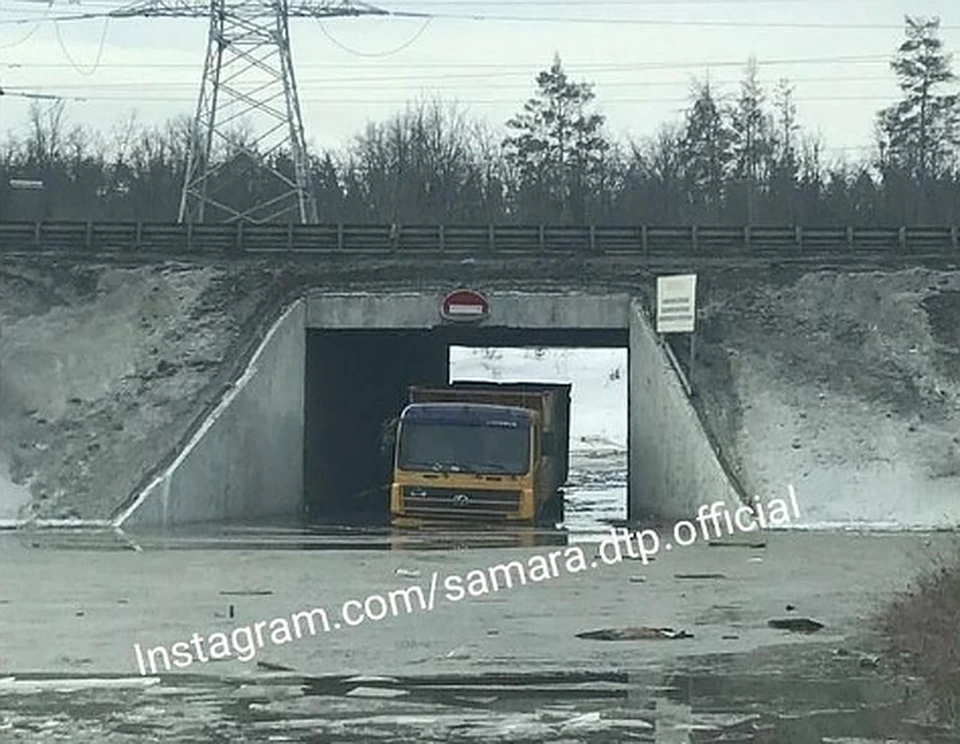 Грузовик застрял под мостом. Сызрань под мостом фура. В Москве утонула машина в тоннеле. В Тольятти машина утонула под мостом. Самара утонула