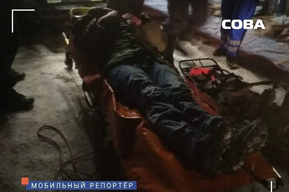 Мужчину транспортировали из леса и передали бригаде медиков Фото: СОВА Екатеринбург