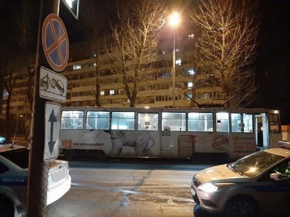 Трамвайная остановка, где под колесами Мерседеса погибла женщина.