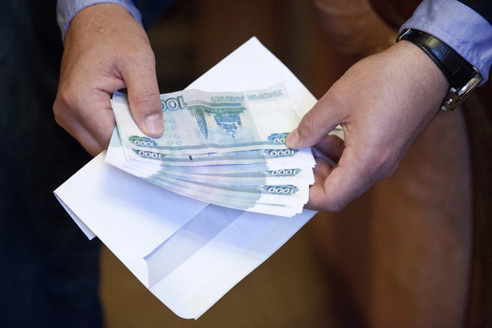 Житель Почепского района Брянской области дал взятку сотруднику ГИБДД, чтобы избежать административной ответственности.