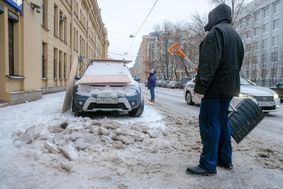 Дворники продолжают убирать снег там, где он еще остался.