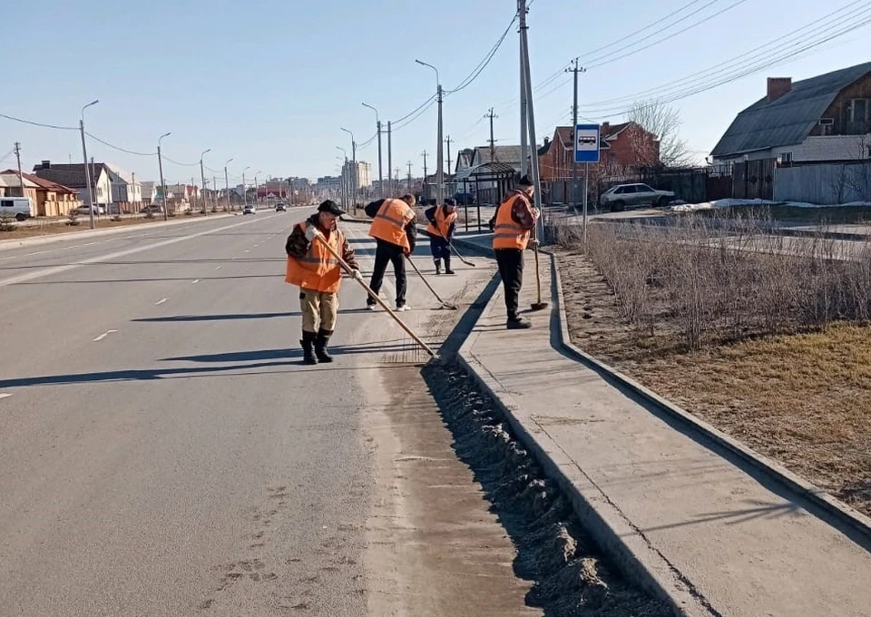 Дорожники переоборудуют технику на летний режим, чтобы можно было приступить к поливу дорог