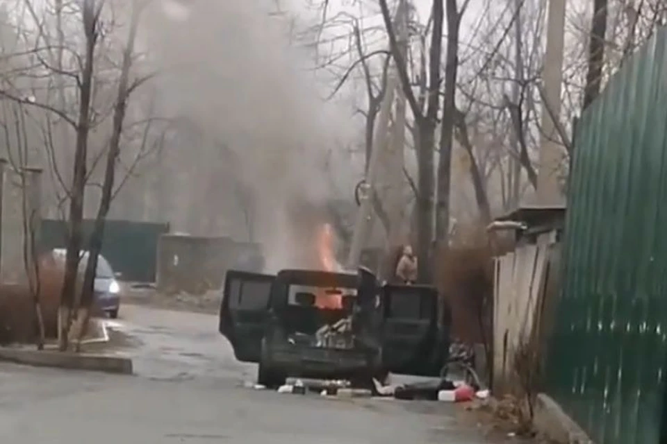 Огонь охватил авто