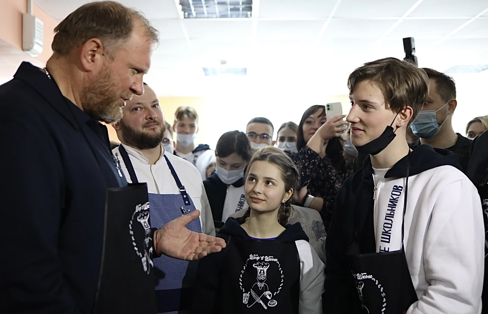В рамках визита в «Хулиганодом» Константин Ивлев провел кулинарный мастер-класс. Фото: Юлия Горшкова
