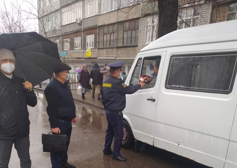 В Бишкеке продолжаются проверки общественного транспорта на соблюдение санитарных требований.
