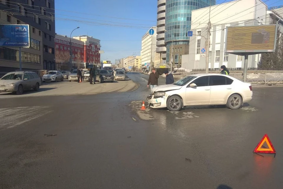 В ГИБДД рассказали подробности аварии в центре Новосибирска, где столкнулись несколько иномарок.
